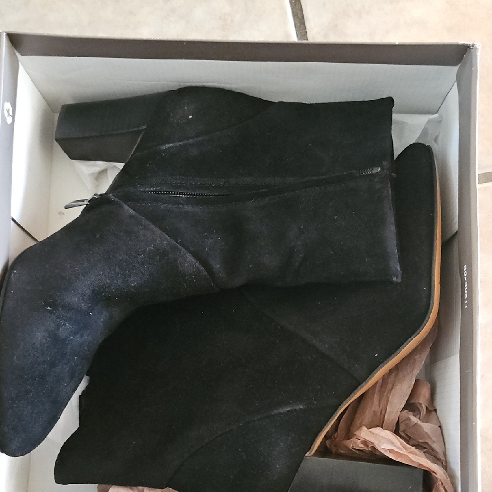 Sleek Black Heeled Boots with Suede Finish